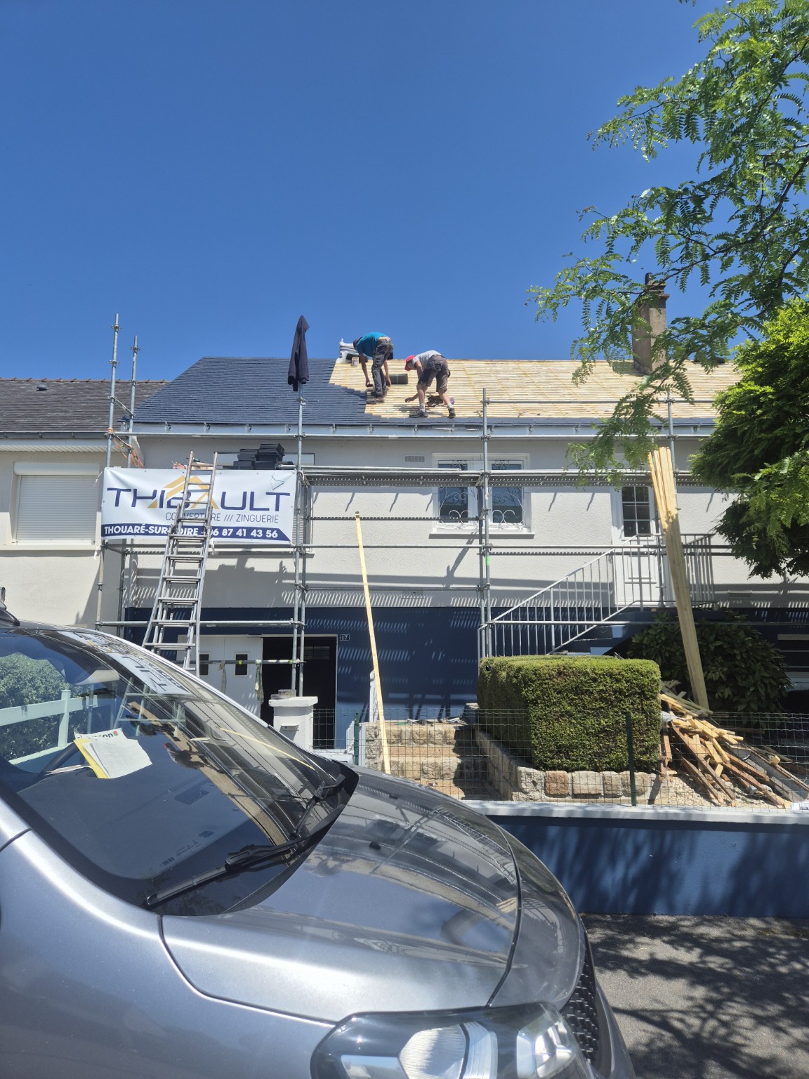 Équipe Thibault Couverture sur un chantier de toiture à Thouaré-sur-Loire