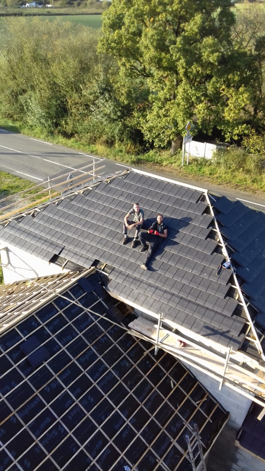 Vue générale d’un chantier de rénovation de toiture à Thouaré-sur-Loire