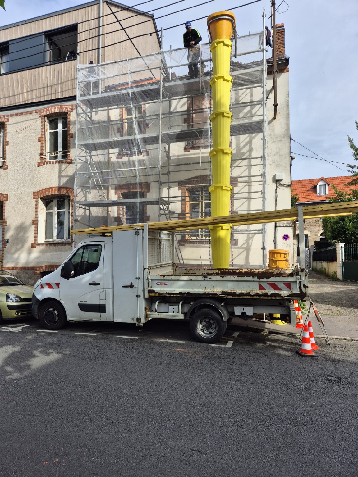 Chantier de rénovation sécurisé avec échafaudage
