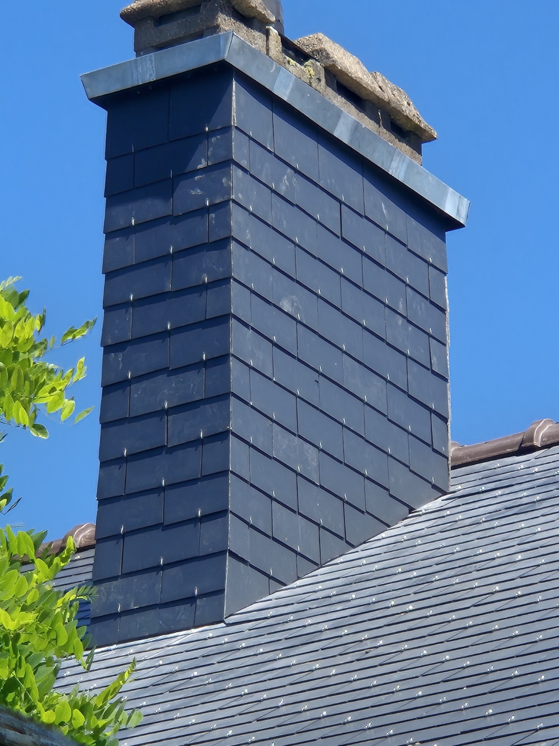 Cheminée et couverture ardoise